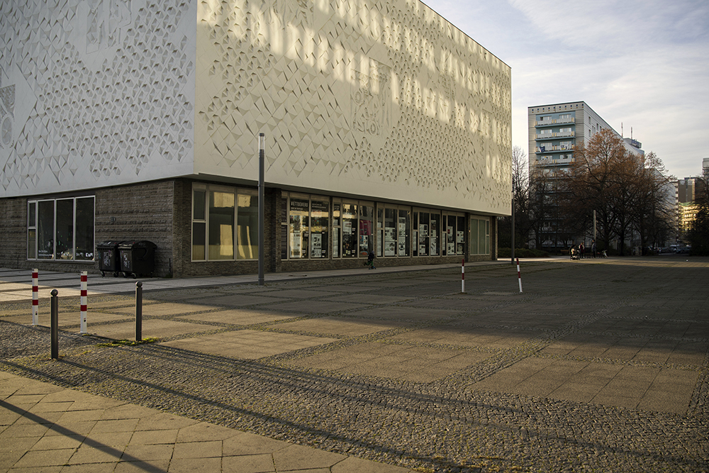 <p>2020<br />
International Bun -<br />
Kunst im Stadtraum Berlin 'Karl Marx Allee'</p>